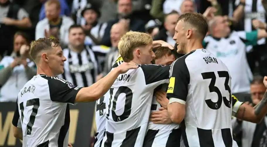 包含利兹联欲豪取三分，纽卡斯尔坚守主场的词条